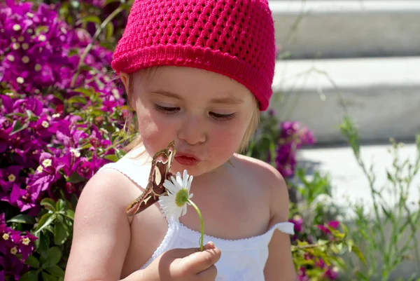 Den lilla flickan med fjäril på naturen — Stockfoto