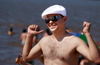 mutlu genç adam bir plajda güneş gözlüğü