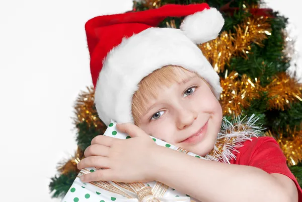 손에 선물과 함께 작은 산타 클라우스 — 스톡 사진