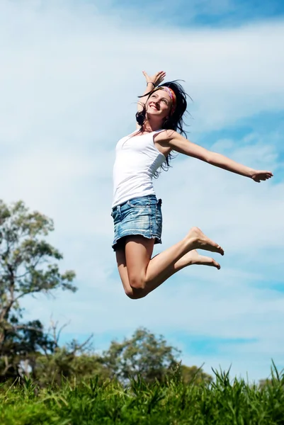 Щаслива дівчина, стрибки — стокове фото