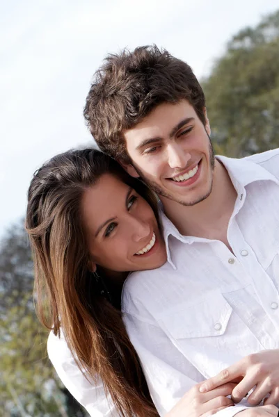 Närbild av ett ungt par leende — Stockfoto