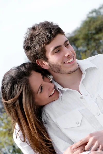 Close-up de um jovem casal sorrindo — Fotografia de Stock