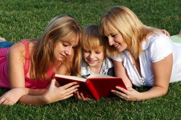 Mother with her children on the meadow — Stock Photo, Image