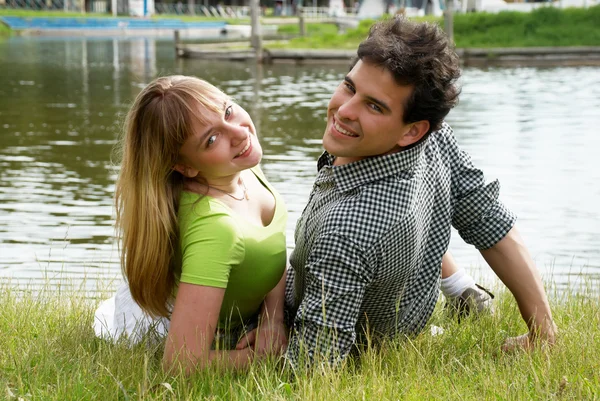 Retrato de jovem, casal feliz contra a natureza — Fotografia de Stock