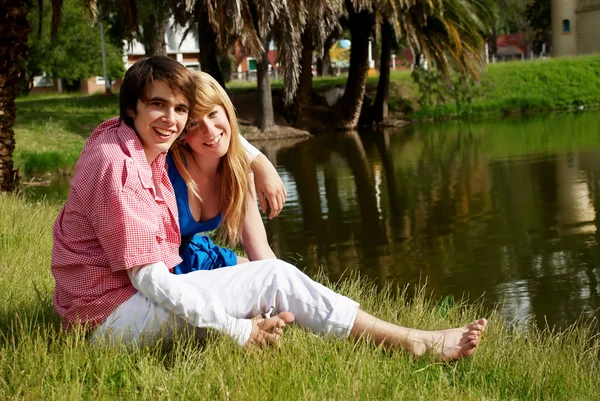 Ritratto di giovane coppia felice contro la natura — Foto Stock