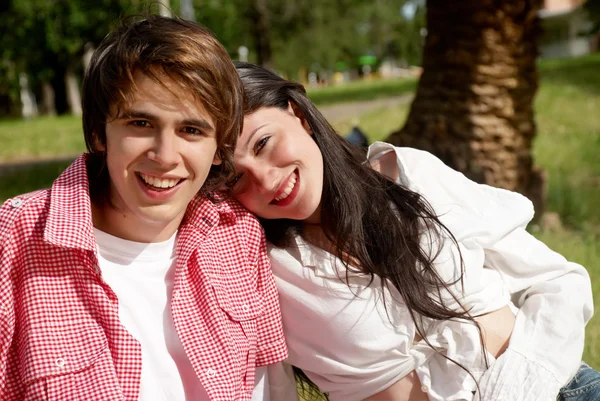 Πορτρέτο του νέους, ευτυχισμένο ζευγάρι ενάντια στη φύση του — Φωτογραφία Αρχείου