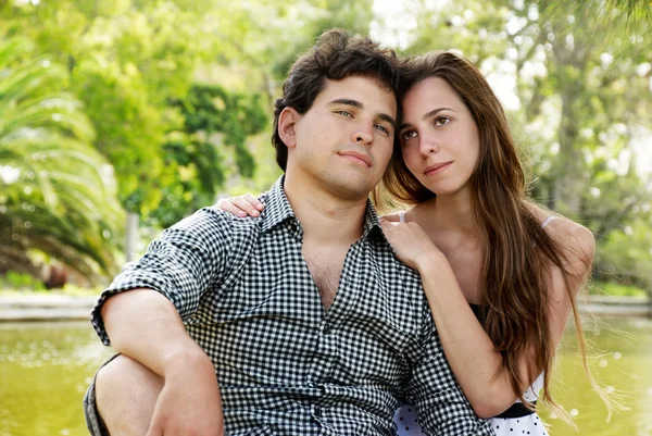 Couple portrait outdoors with a green background — Stock Photo, Image