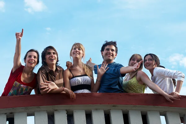 Glad grupp vänner ler utomhus — Stockfoto