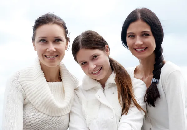 Tři mladé ženy těší na podzim — Stock fotografie