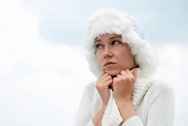 Retrato ao ar livre de uma jovem mulher tremendo para o inverno frio — Fotografia de Stock