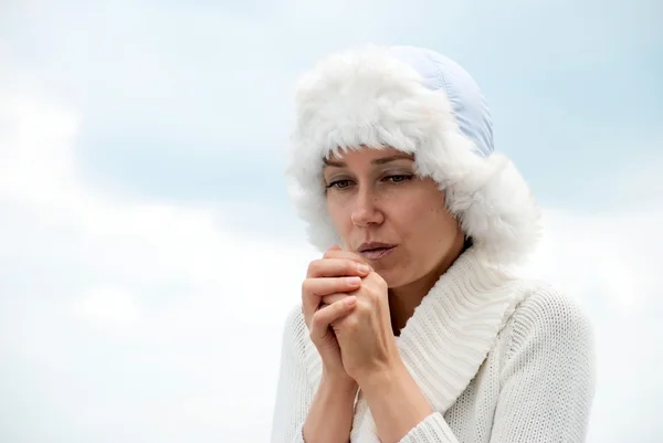 Внешний портрет молодой женщины, дрожащей от холода зимой — стоковое фото