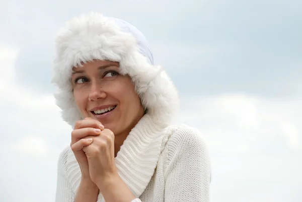 Utomhus porträtt av en ung kvinna som skakar för den kalla vintern — Stockfoto