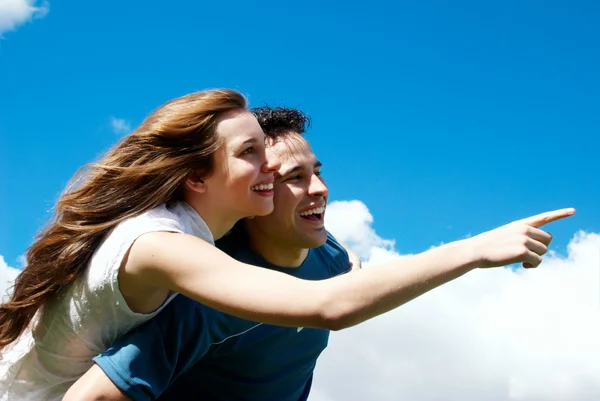 Boldog ifjú pár az ég ellen — Stock Fotó