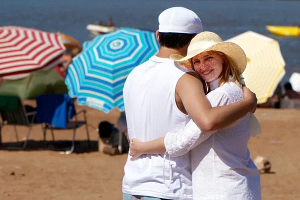 Boldog pár a strandon, nyaralás — Stock Fotó