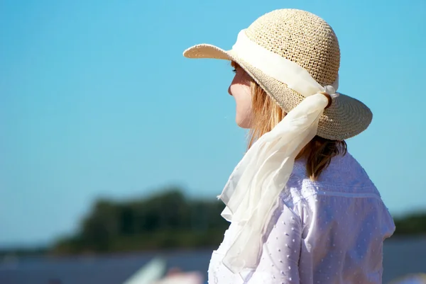 The woman in a hat against the dark blue sky — Stock Photo, Image