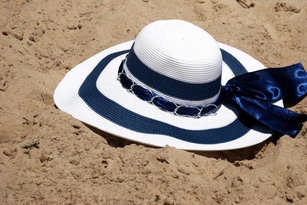 Pláž hat v písku — Stock fotografie