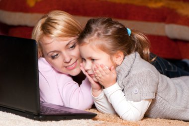mutlu anne ve çocuk ile dizüstü bilgisayar resmi