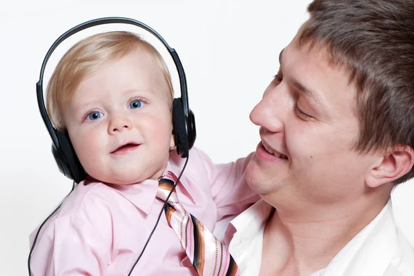 ヘッドフォンと明るい背景の父と笑みを浮かべて赤ちゃん — ストック写真