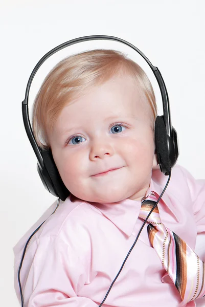 ヘッドフォンで微笑の赤ん坊 — ストック写真