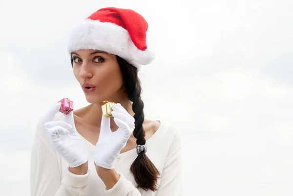Signora Babbo Natale con una confezione regalo — Foto Stock