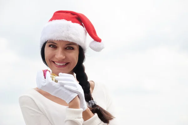 Mrs. santa mit einer geschenkbox — Stockfoto