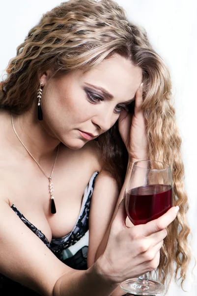 Retrato de uma mulher caucasiana com um copo de vinho tinto . — Fotografia de Stock