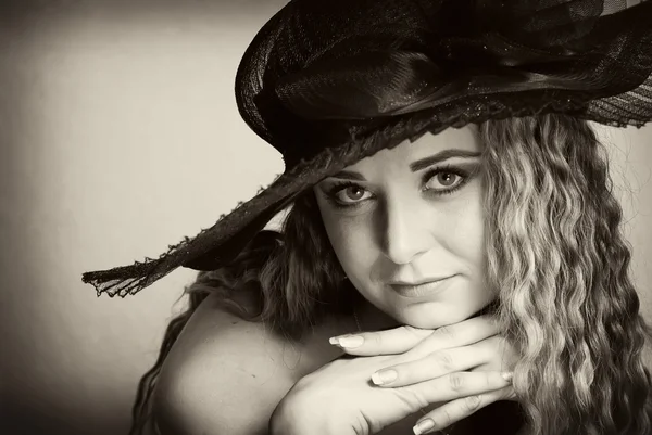 Gamla porträtt foto en vackra unga kvinnor i hatt — Stockfoto