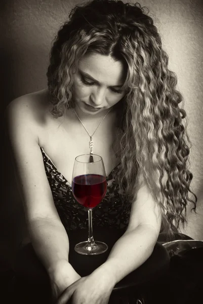 Retrato de uma mulher caucasiana com um copo de vinho tinto — Fotografia de Stock