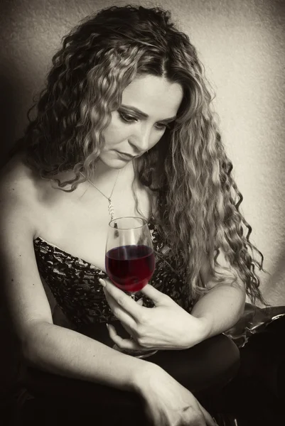 Retrato de uma mulher caucasiana com um copo de vinho tinto — Fotografia de Stock