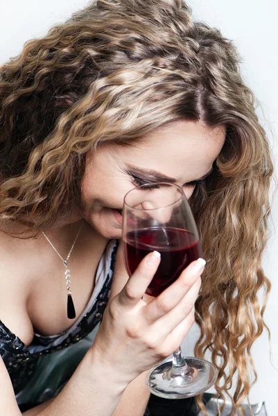 Schöne kaukasische Frau mit einem Rotweinglas. — Stockfoto
