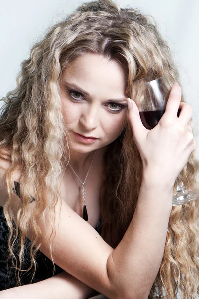 Portrait isolé d'une femme caucasienne avec un verre de vin rouge — Photo