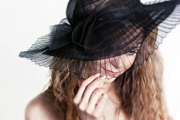 Ung kvinna i en hatt porträtt — Stockfoto