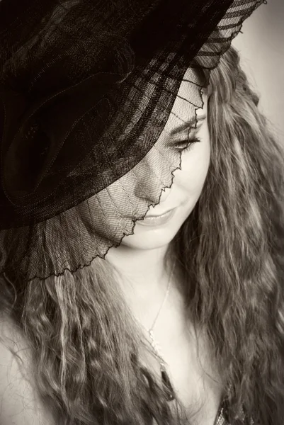 Eski portre fotoğraf şapkalı güzel bir genç kadın — Stok fotoğraf