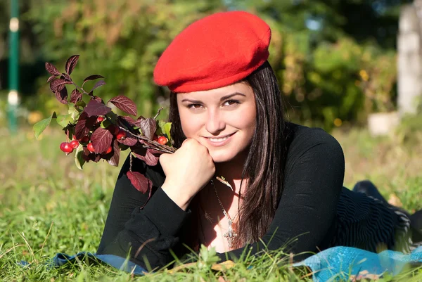 Chica feliz en el parque de otoño — Foto de Stock
