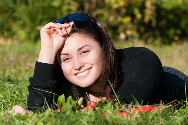 Счастливая девушка в осеннем парке — стоковое фото