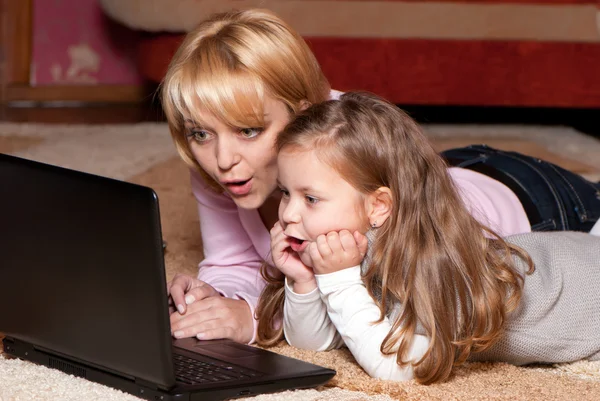 Imagen de la madre y el niño feliz con ordenador portátil — Foto de Stock