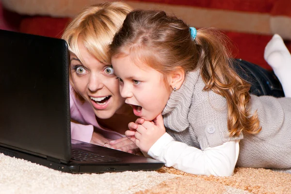 Obrázek šťastné matky a dítěte s přenosným počítačem — Stock fotografie