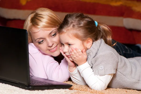 Image de la mère heureuse et de l'enfant avec ordinateur portable — Photo