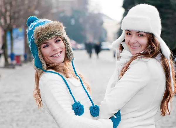 Dos niñas gemelas alegres, en la calle — Foto de Stock
