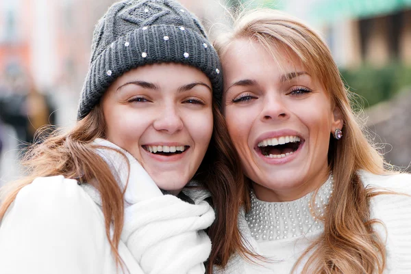 Дві веселі дівчата близнюки, на вулиці — стокове фото