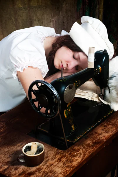 La joven costurera dormida después de un trabajo agotador — Foto de Stock