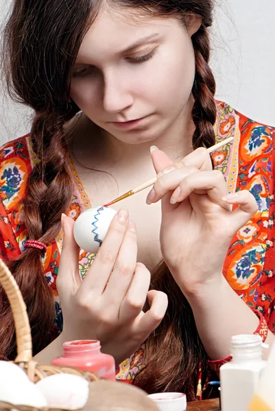 Retrato de uma jovem que está pintando um ovo para a Páscoa — Fotografia de Stock