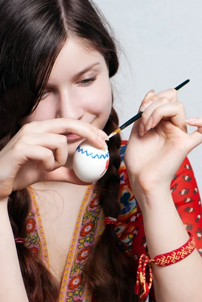 Retrato de una joven que está pintando un huevo para Pascua —  Fotos de Stock