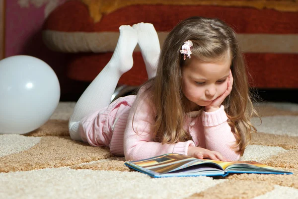 甘い小さな女の子の読書 — ストック写真