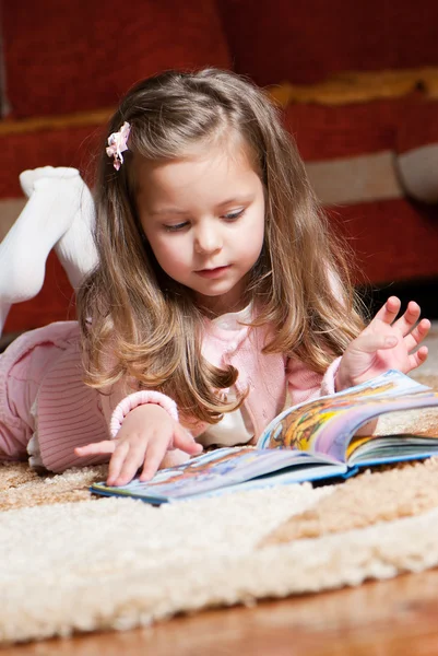 Douce petite fille lecture livre — Photo