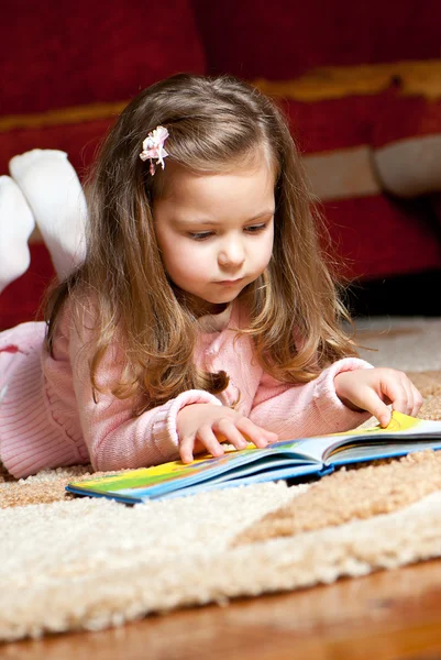 Słodki mały dziewczyna czytanie książki — Zdjęcie stockowe