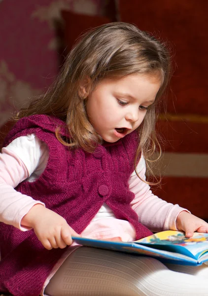 Tatlı küçük kız okuma kitabı — Stok fotoğraf