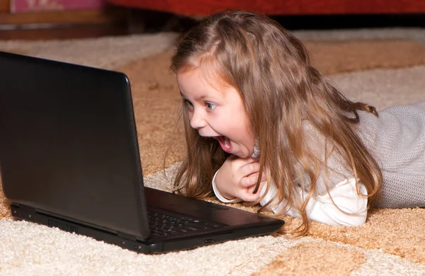 Retrato de una niña con un portátil — Foto de Stock