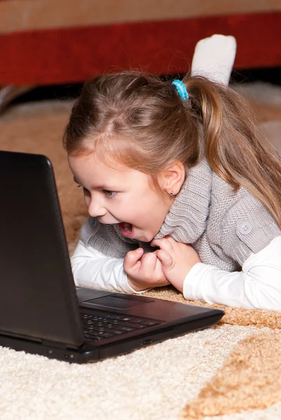 Портрет маленькой девочки с ноутбуком — стоковое фото