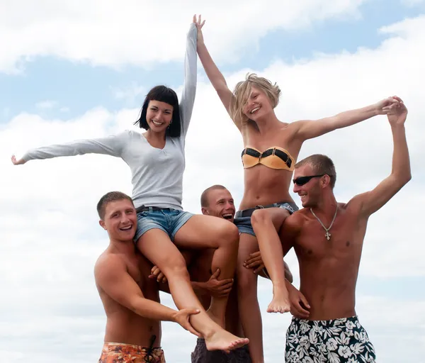 Baráti társaság szórakozás a strandon — Stock Fotó